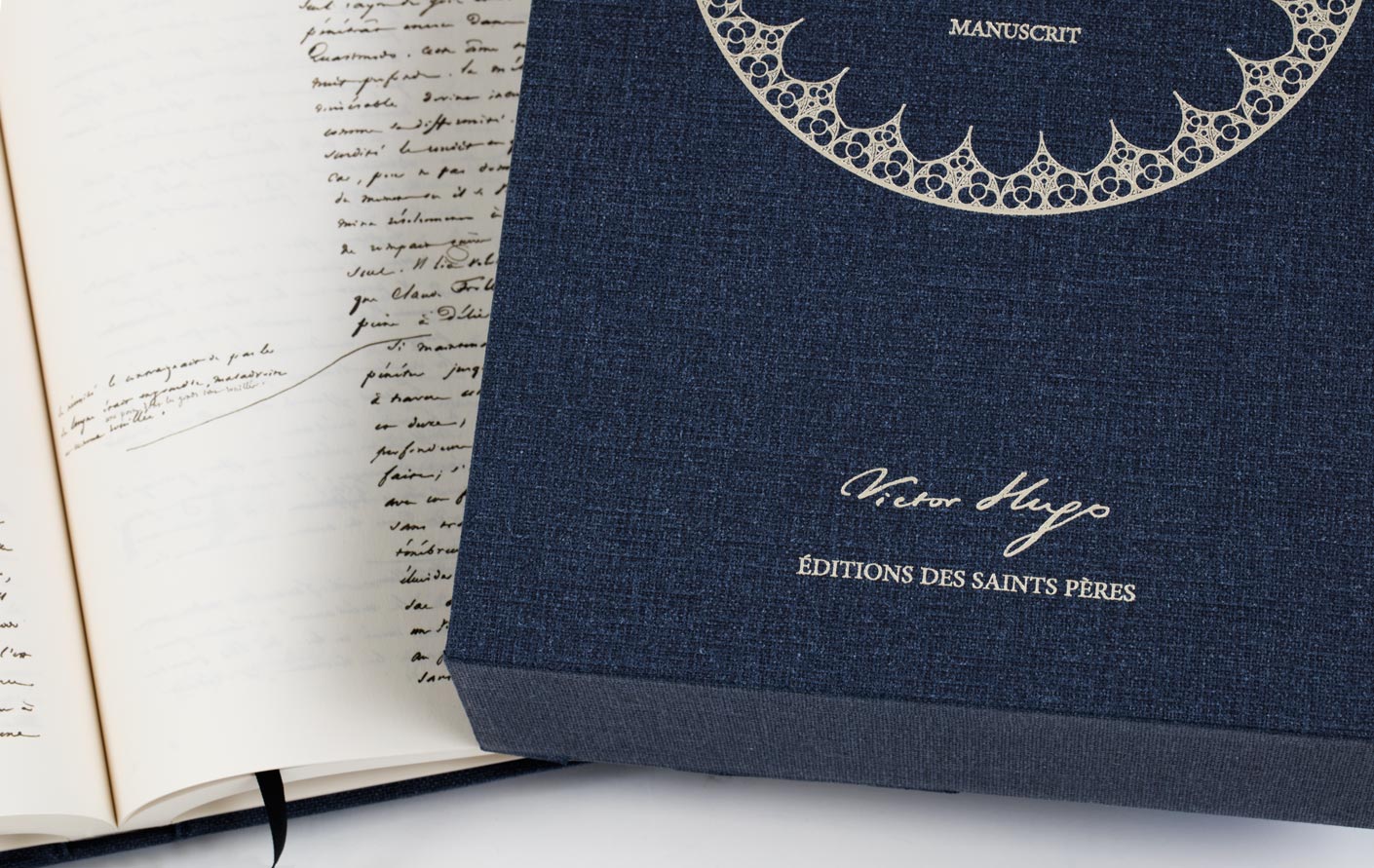 Le coffret et le livre du manuscrit de Notre-Dame de Paris